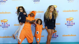 Speváčka Mariah Carey a jej exmanžel Nick Cannon s deťmi prichádzajú na vyhlásenie cien Kids Choice Awards.