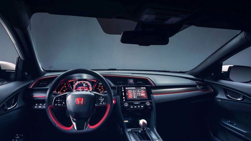 Interiér je plný Alcantary, hliníka a karbónu.