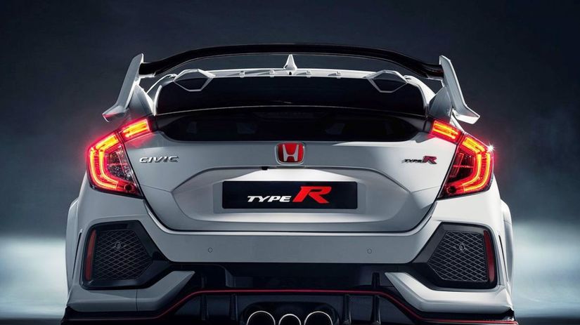 Vzadu zaujme nielen gigantický difúzor ale...