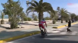 Saganovi skrížila cestu žena so psom, v poslednej chvíli sa vyhol zrážke