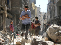 Sýrčania, deti, trosky, vojna, Aleppo