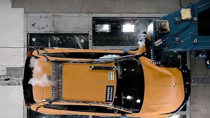 Volvo XC60 absolvovalo aj testy čelného nárazu...