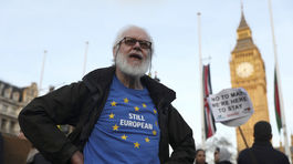 Mayová už môže spustiť brexit. Parlament jej dal zelenú