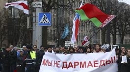 Bielorusi žiadajú odchod Lukašenka, hoci stiahol svoj dekrét