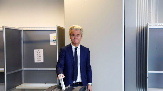 Geert Wilders hlasoval vo voľbách v Haagu.