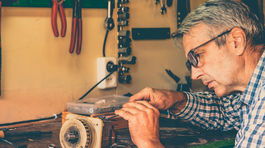 Pracujete popri dôchodku? Kedy môžete požiadať o zvýšenie penzie