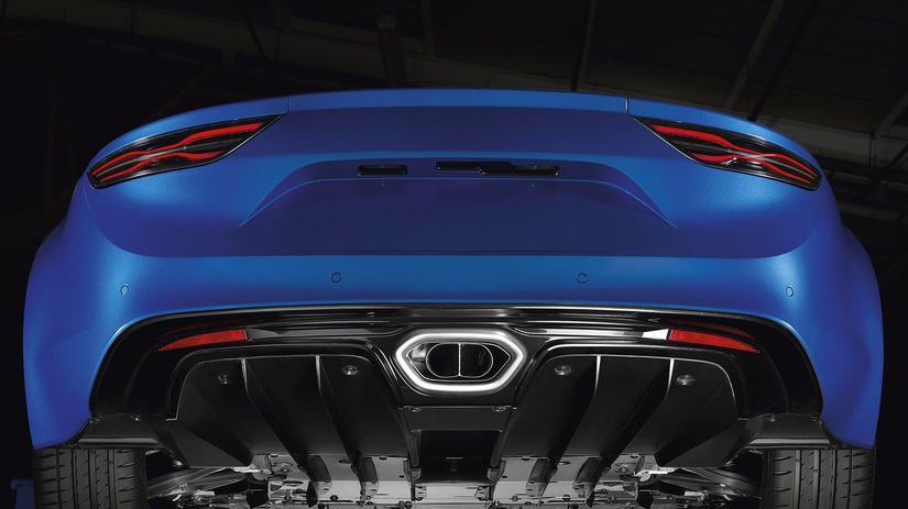 Potrebný prítlak generuje zadný difúzor...