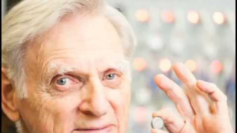 John Goodenhough má dnes 94 rokov, pracovný...