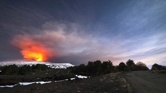 Etna sa znovu prebudila: talianska sopka vychrlila lávu a popol