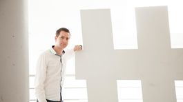 IT expert pracuje s projektmi o kolektívnej inteligencii aj hlúposti