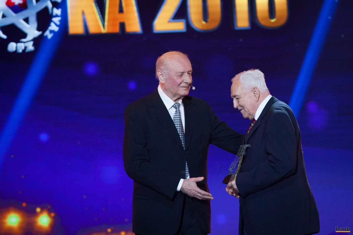 Dlhoročný novinár Jozef Kšiňan (vpravo) vstúpil...
