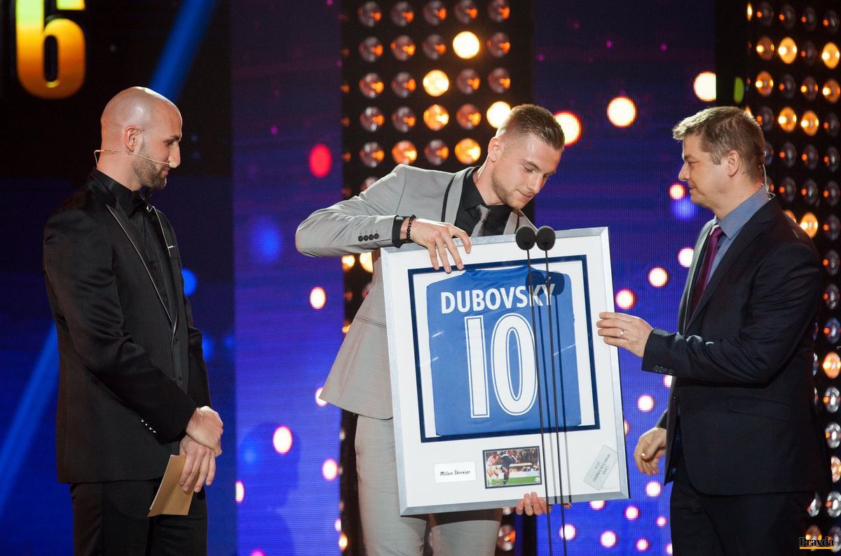 Milan Škriniar s cenou Petra Dubovského.