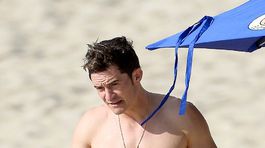 Bloom skryl penis a vyrazil do Karibiku. Žeby už s novou milenkou?!