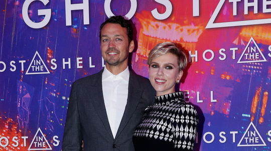 Režisér Rupert Sanders a herečka Scarlett...