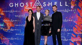 Rupert Sanders (druhý zľava) s hercami - zľava: Juliette Binoche, Scarlett Johansson a Pilou Asbaek 