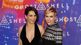 Scarlett Johansson (vpravo) a Juliette Binoche