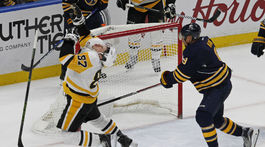 Crosby strelil gól jednou rukou, v závere prišiel o dva zuby