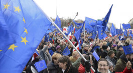 Tisíce Poliakov demonštrovali vo Varšave na podporu EÚ