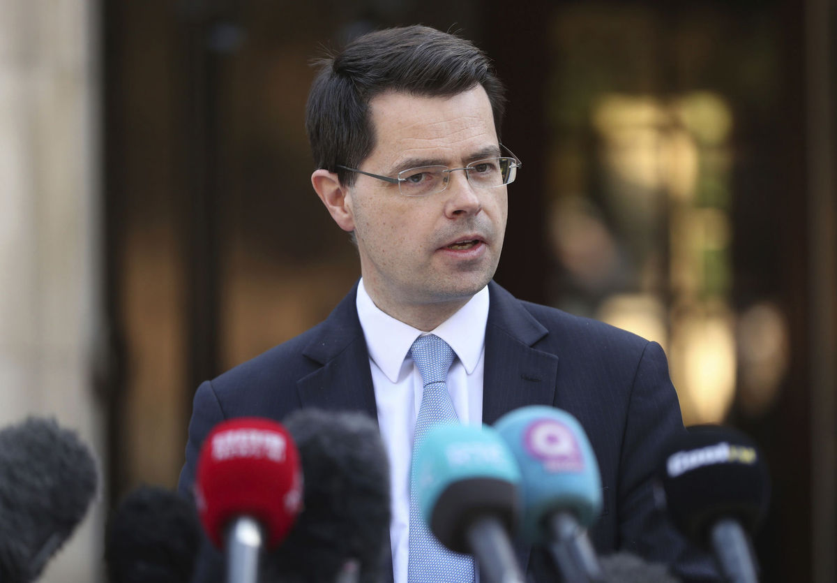 Britský minister pre Severné Írsko James...