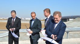 Park, kde stavia Jaguar, napojili na R1. Na rade je obchvat Dražoviec