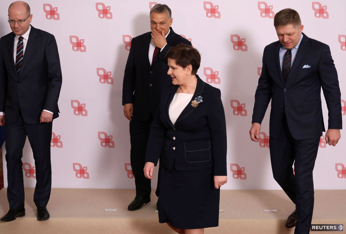 Premiéri krajín V4 (zľava) Bohuslav Sobotka,...