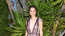 Herečka Sasha Lane pózuje v šatách z novej kolekcie. 