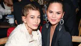 Modelka Hailey Baldwin (vľavo) a Chrissy Teigen na slávnostnej večeri. 