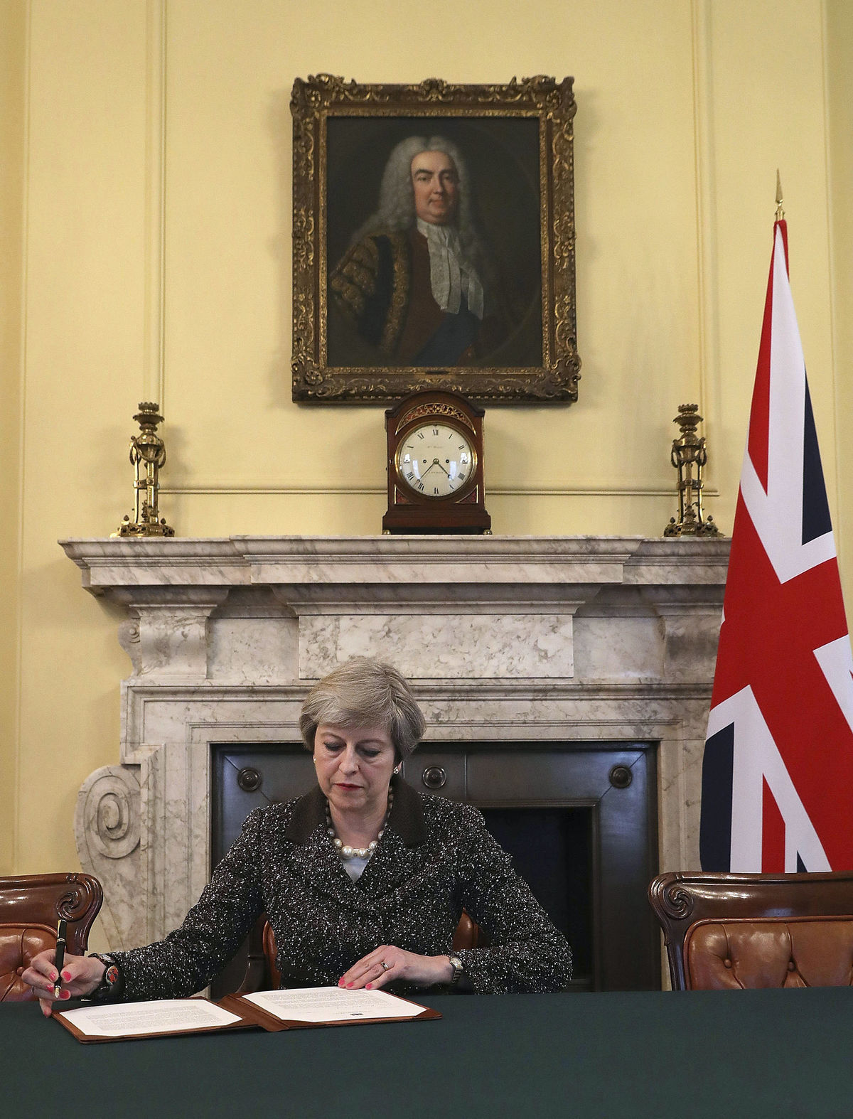 Britská premiérka Theresa Mayová podpisuje list...