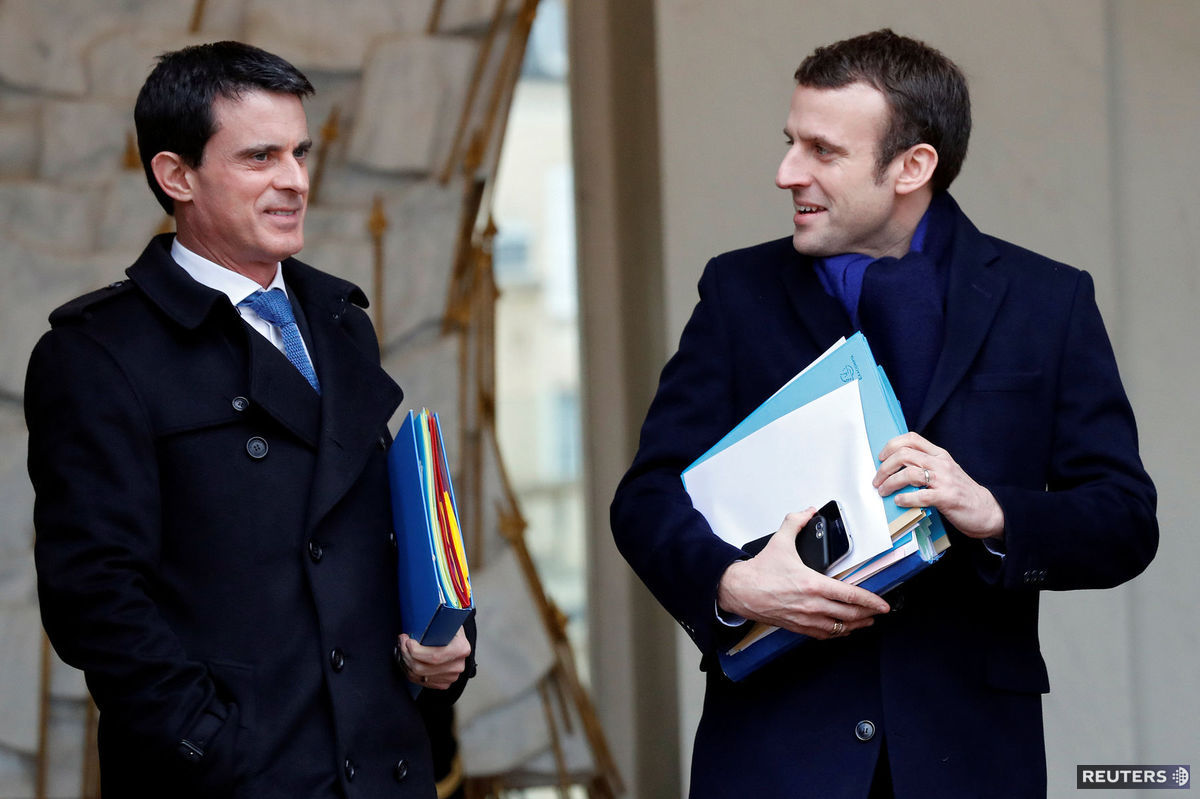 Manuel Valls (vľavo) Emmanuel Macron na...