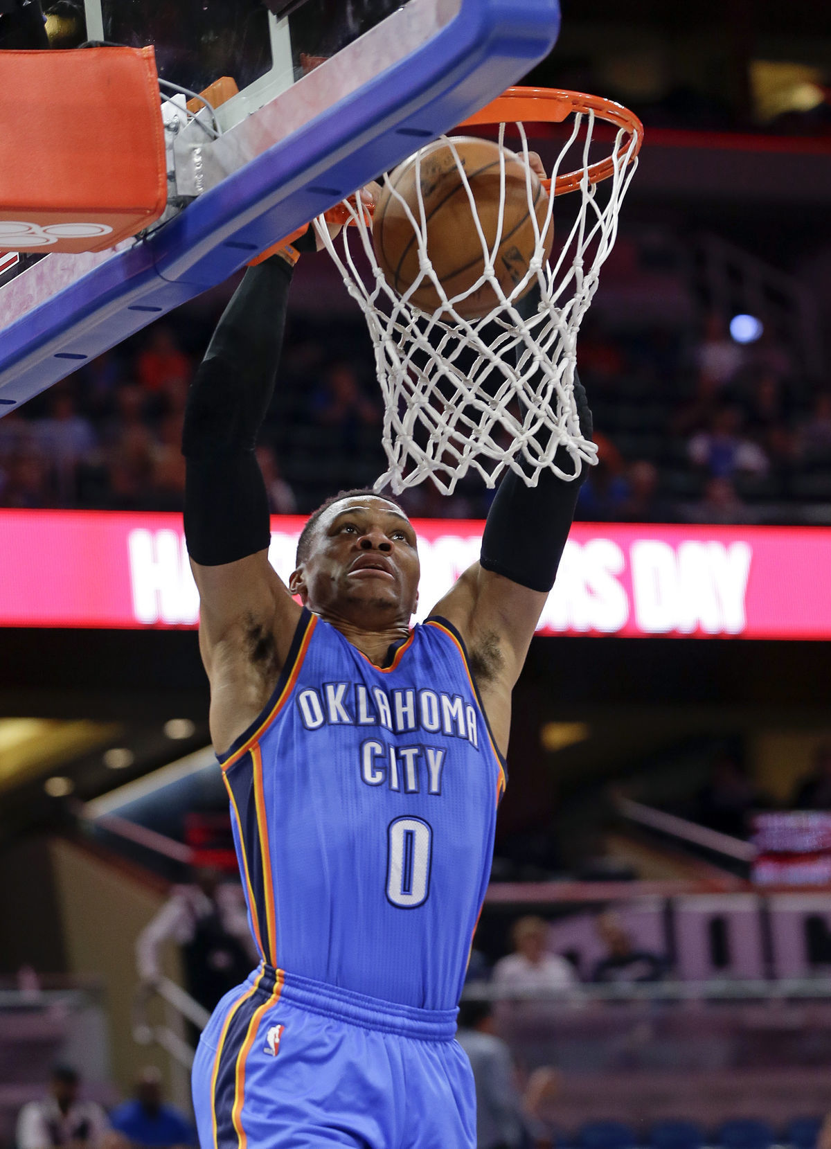 Zakončuje Russell Westbrook.