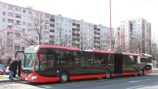 Vodič bratislavskej MHD musel prudko zabrzdiť, zranilo sa šesť cestujúcich