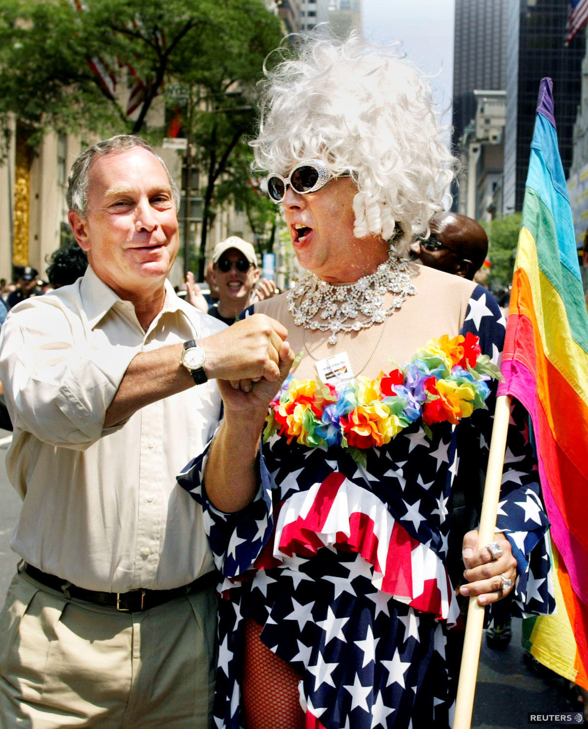 Gilbert Baker vpravo počas Dúhového pochodu v New Yorku vroku 