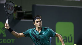 Federer si po tajbrejkovom boji poradil s Kyrgiosom. Vo finále ho čaká Nadal 