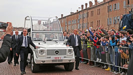 Pápež navštívil región, ktorý sa po zemetrasení ukážkovo postavil na nohy