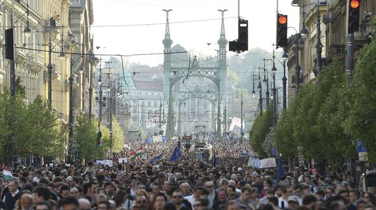 Demonštranti pokračujú v protestoch Budapeštou proti zákonníku práce i Orbánovi