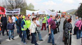 Po blokádach ciest budú zbierať podpisy za uvoľnenie dlhovej brzdy