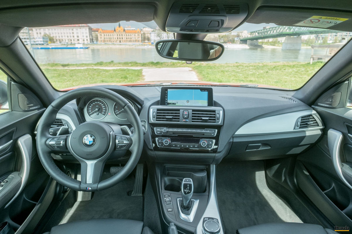 Ergonomickú stránku interiéru BMW opäť zvládlo...