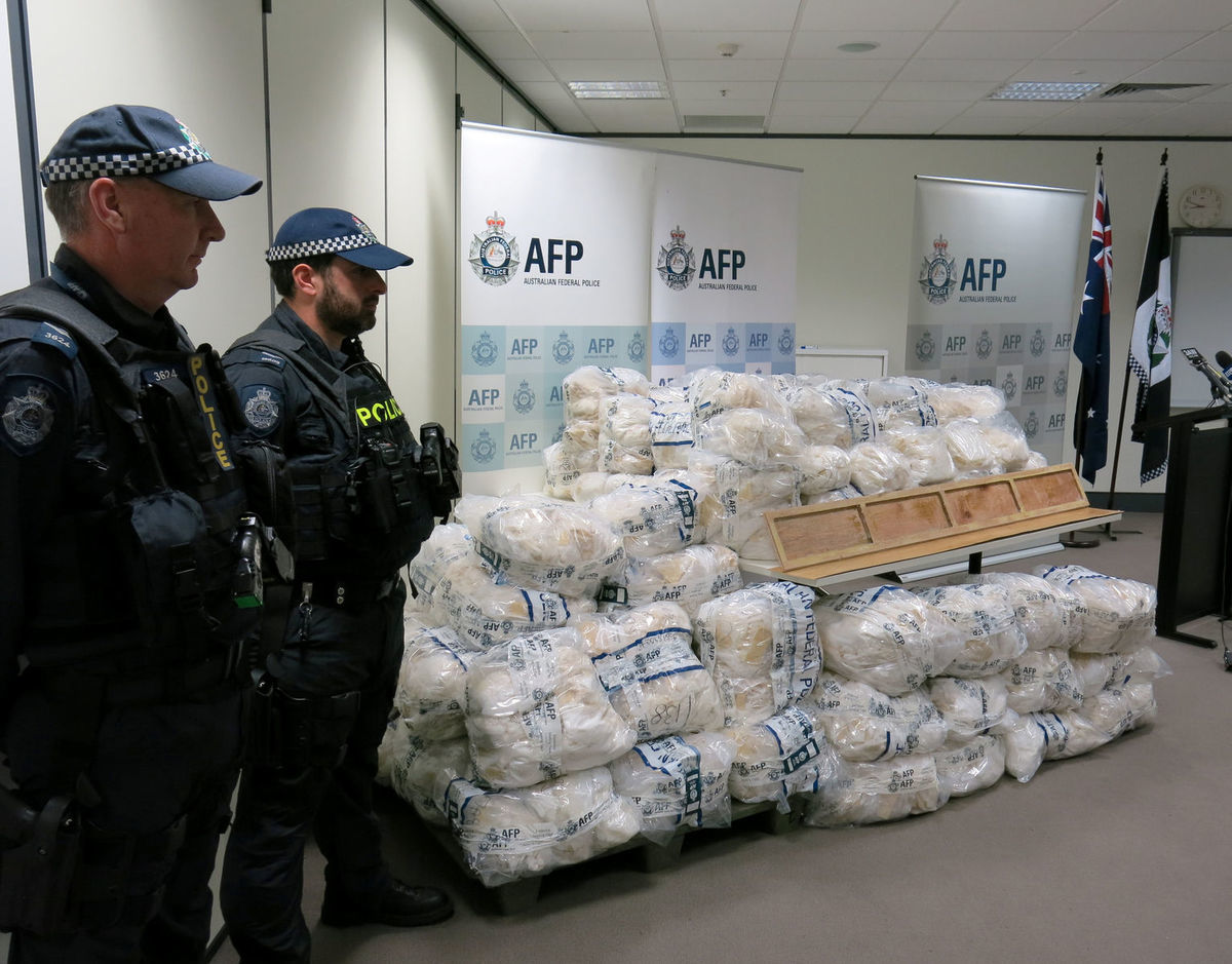 Austrálski policajti stoja pri zhabanej...