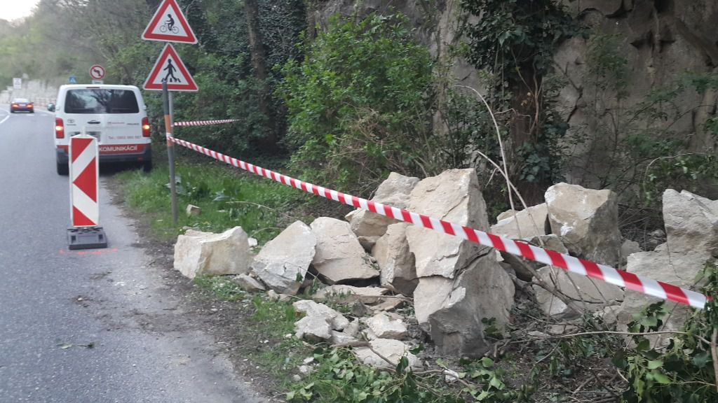 Kusy skál sa zrútili v stredu 5. apríla na kraj...
