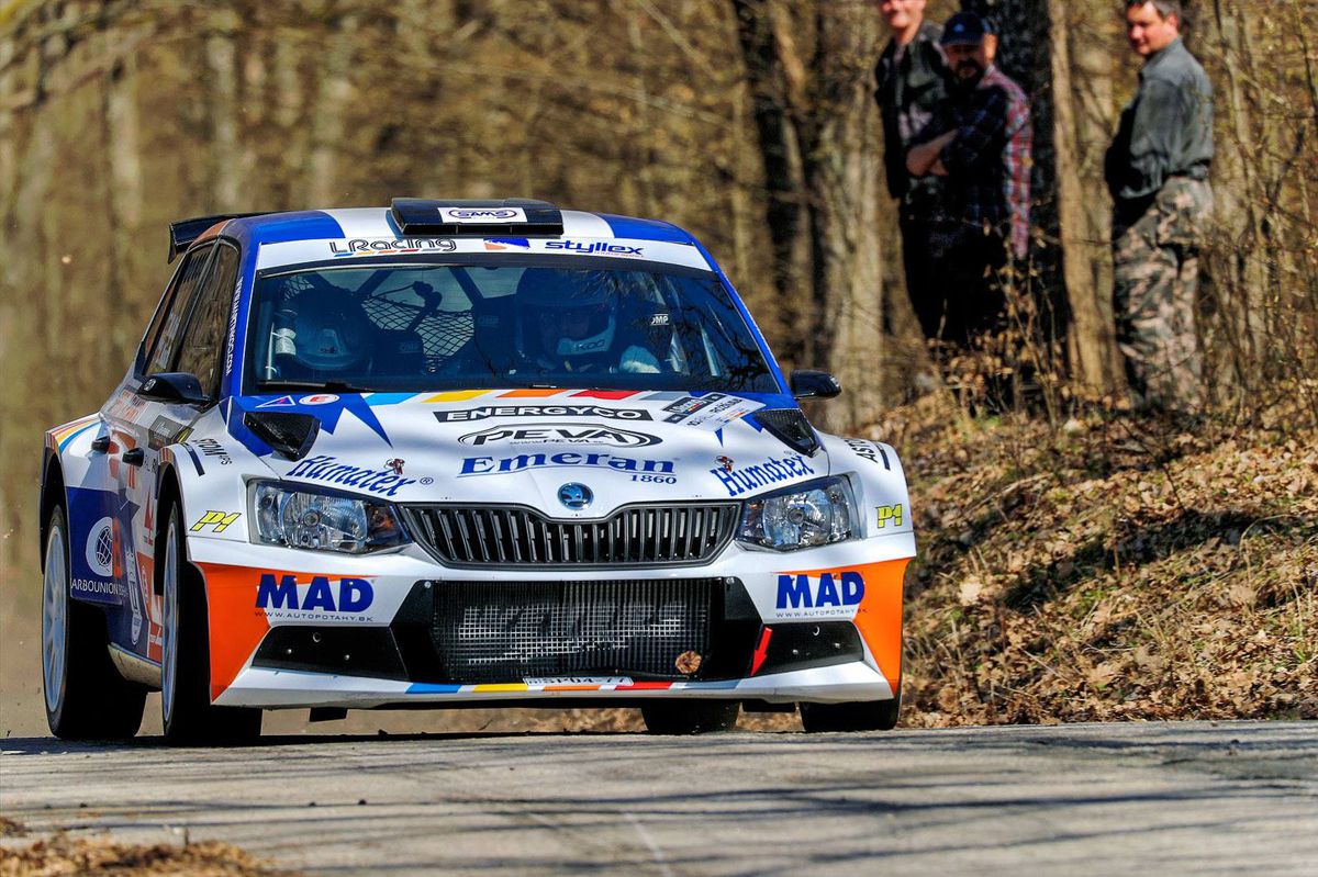 Fabia R5 Martina Kočiho a navigátora Lukáša...