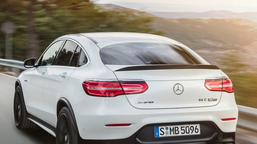 Vzadu sa o potrebný prítlak stará difúzor a...