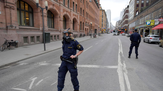 Po útoku vo švédskej Eskilstune traja zranení, páchateľ uniká