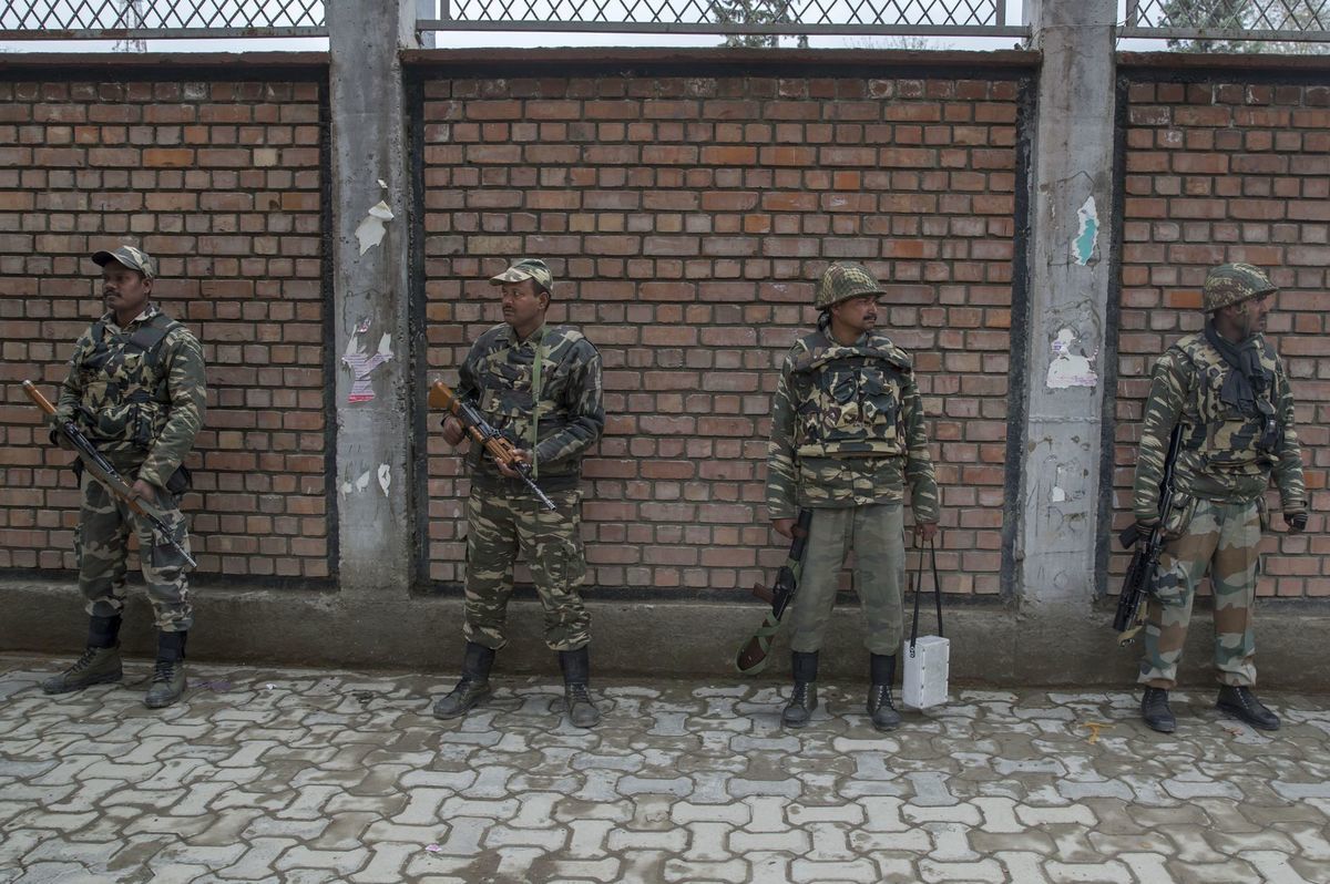 Indické polovojenské jednotky strážia...