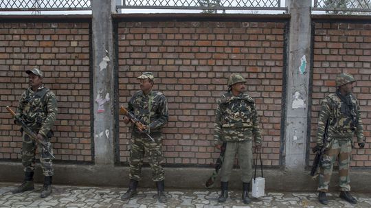 Indická vláda odobrala himalájskemu regiónu Kašmír osobitný štatút