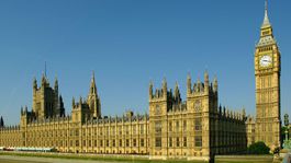 Dolnú snemovňu britského parlamentu rozpustili