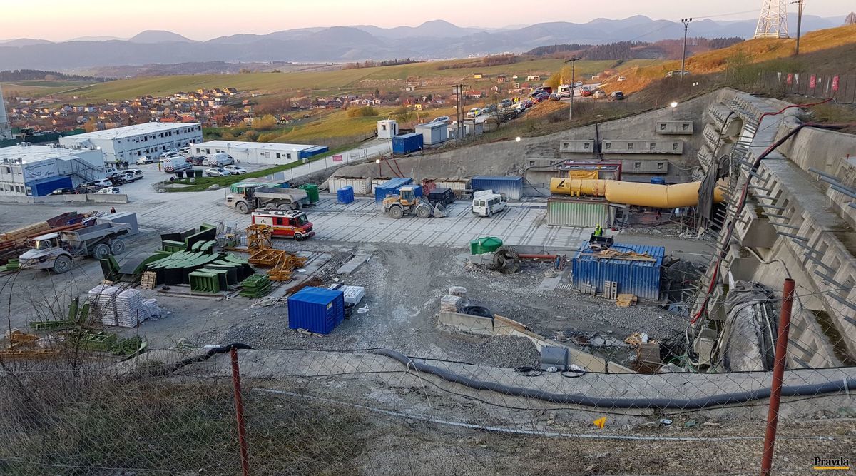 Záber z miesta nehody pri tuneli Višňové, kde...
