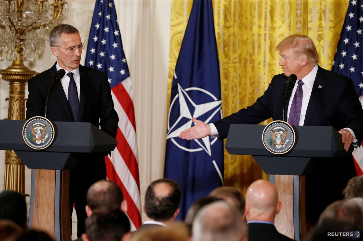 Americký prezident Donald Trump (vpravo) sa 12....