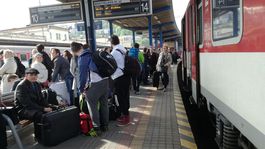 Bratislavská hlavná stanica praská pred sviatkami vo švíkoch