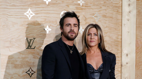  Jennifer Aniston a Justin Theroux prichádzajú...