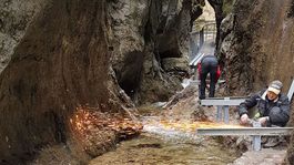 Chodníky cez Jánošíkove diery po páde ľadopádov opravili